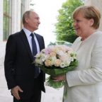 Путин оскорбил Меркель букетом цветов