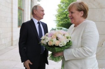 Путин оскорбил Меркель букетом цветов